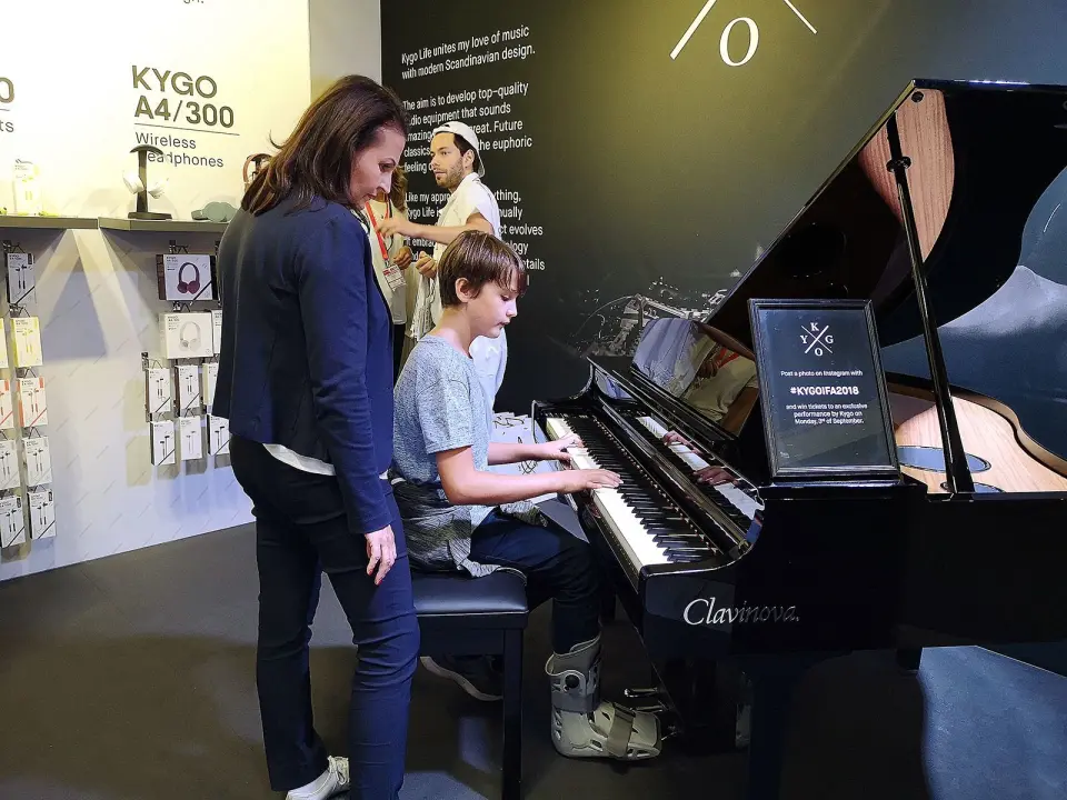 Kygo-navnet trakk mange unge fans til standen, hvor det også var satt opp et piano for de som ville prøve seg som musiker. Foto: Marte Ottemo. Kygo-navnet trakk mange unge fans til standen, hvor det også var satt opp et piano for de som ville prøve seg som musiker. Foto: Marte Ottemo.