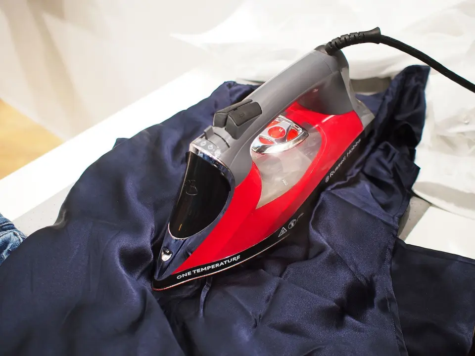 Strykejernet fra Russel & Hobbs har innebygget bevegelsessensor, og slår seg av i liggende posisjon etter 30 sekunder. Foto: Jan Røsholm. Strykejernet fra Russel & Hobbs har innebygget bevegelsessensor, og slår seg av i liggende posisjon etter 30 sekunder. Foto: Jan Røsholm.