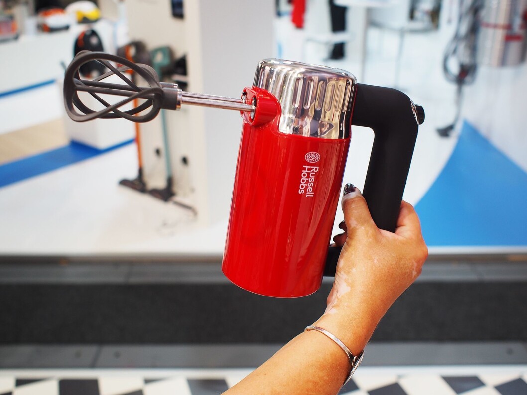 Vispene til Retro Ribbon Red Handmixer 25200-56 skal gi dobbelt effekt og mindre sprut. Foto: Jan Røsholm. Vispene til Retro Ribbon Red Handmixer 25200-56 skal gi dobbelt effekt og mindre sprut. Foto: Jan Røsholm.