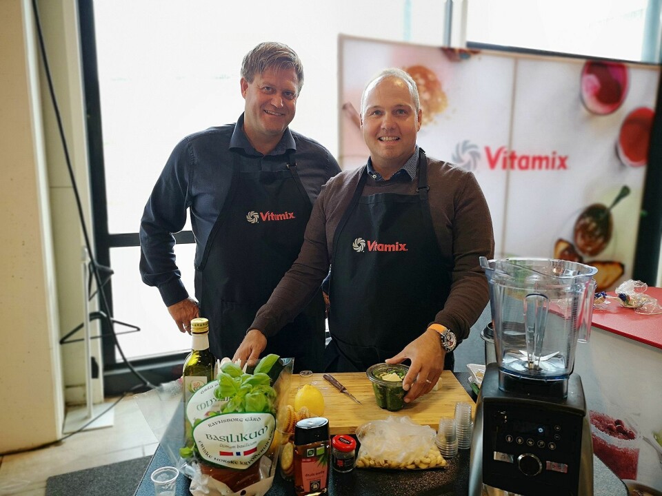 Stig Halland (t.v) og John Ohlsson i Lindenbaum Agenturer AB viste mulighetene i sine Vitamix-blendere. Foto: Marte Ottemo