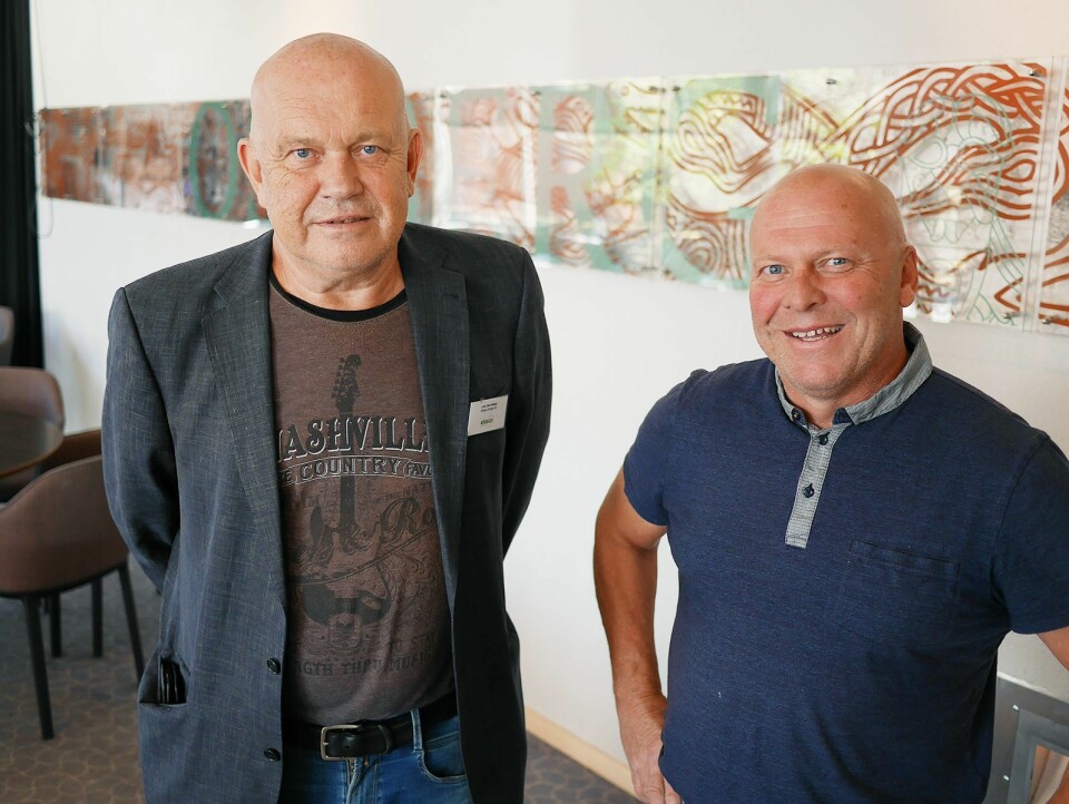 Jon Olav Næss (t. v.) ønsker Einar Kuvene i Moss Husholdningsservice AS velkommen i Elesco Norge. Foto: Stian Sønsteng