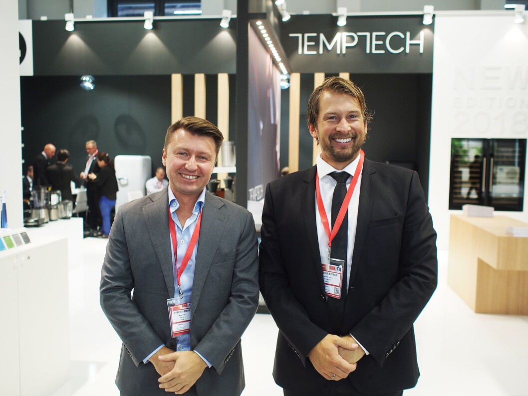 Morten Hoff (t. v.) i Wilfa og Christoffer Hamer i Temptech delte utstillingsområde på IFA-messen. Foto: Jan Røsholm. Morten Hoff (t. v.) i Wilfa og Christoffer Hamer i Temptech delte utstillingsområde på IFA-messen. Foto: Jan Røsholm.
