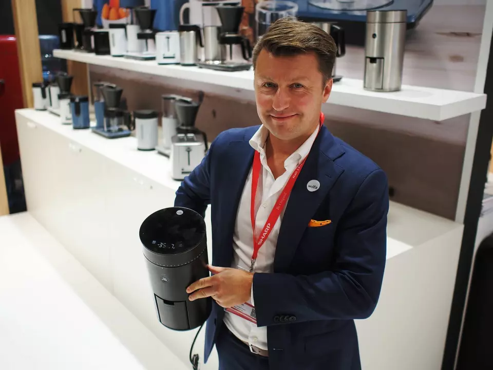 Morten Hoff i Wilfa med kaffekvernen Uniform, hvor lokket er en vekt. Foto: Jan Røsholm