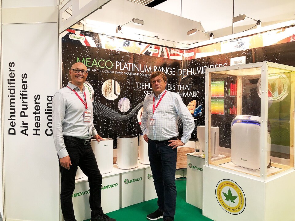 Jarle Karlsrud og Jon Bjåen fra Bedre Inneklima AS med den nye stillegående serien med avfuktere fra Meaco. Meaco 10L-ABC. Pris: 2.500,- Foto: Jan Røsholm
