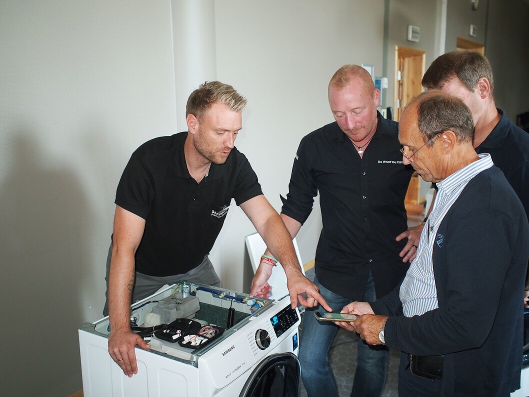 Hvitevarene blir smarte, og her viser Cliff Gosmann Dall (t.v) og Andy Donaldson fra Samsung frem hvordan teknikere kan bruke smarttelefonen i utførelsen av service. Foto: Jan Røsholm Hvitevarene blir smarte, og her viser Cliff Gosmann Dall (t.v) og Andy Donaldson fra Samsung frem hvordan teknikere kan bruke smarttelefonen i utførelsen av service. Foto: Jan Røsholm