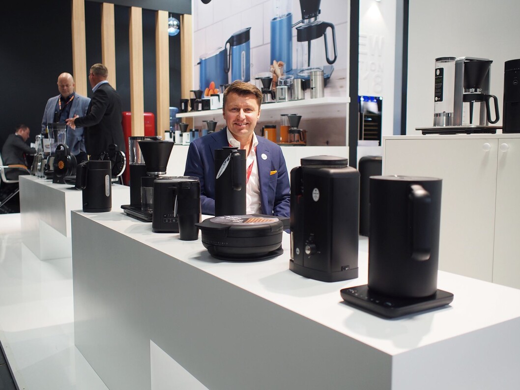 Morten Hoff i Wilfa viser på IFA sortmatte produkter på rekke og rad. Foto: Jan Røsholm. Morten Hoff i Wilfa viser på IFA sortmatte produkter på rekke og rad. Foto: Jan Røsholm.