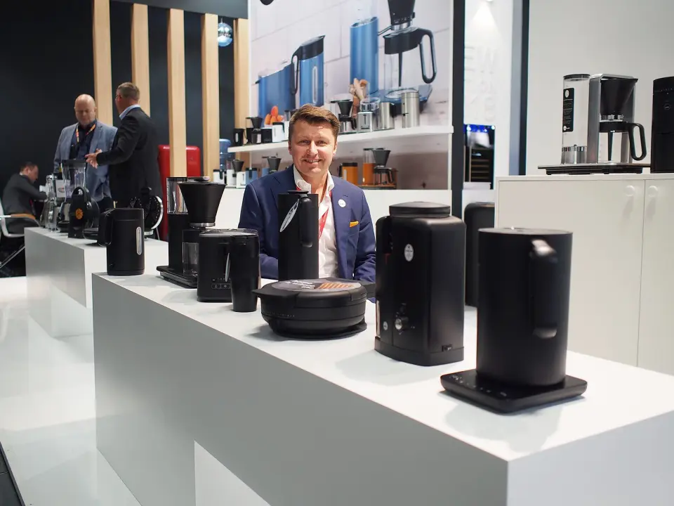 Morten Hoff i Wilfa viser på IFA sortmatte produkter på rekke og rad. Foto: Jan Røsholm. Morten Hoff i Wilfa viser på IFA sortmatte produkter på rekke og rad. Foto: Jan Røsholm.