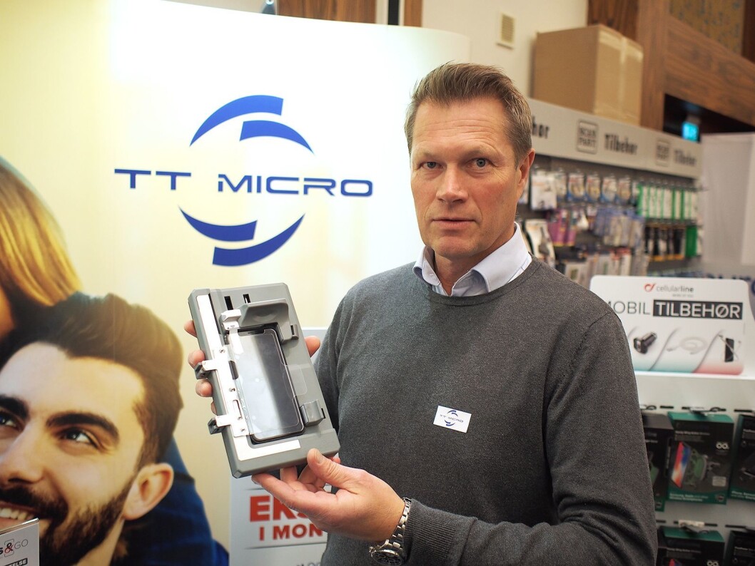Harald Kristiansen viste Glass & Go-maskinen fra Cellularline på Euronics’ kompetansedager i Fredrikstad. Foto: Jan Røsholm Harald Kristiansen viste Glass & Go-maskinen fra Cellularline på Euronics’ kompetansedager i Fredrikstad. Foto: Jan Røsholm
