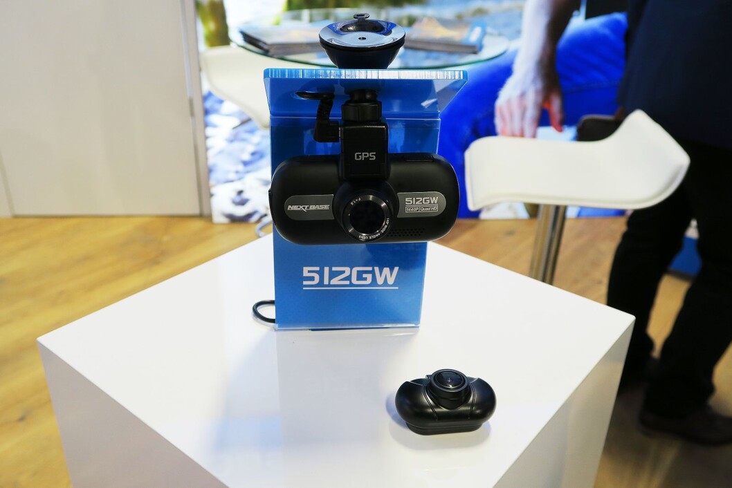 NextBase 512GW koster 2.800 kroner og kan via en tynn kabel kobles til et bakovervendt kamera, som koster 900 kroner. Foto: Cathrine Pedersen NextBase 512GW koster 2.800 kroner og kan via en tynn kabel kobles til et bakovervendt kamera, som koster 900 kroner. Foto: Cathrine Pedersen