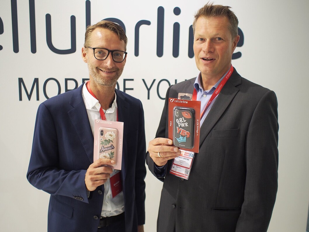 Samuel Bergman (t. v.) og Harald Kristiansen i henholdsvis TT Micro Sverige og Norge på IFA med noen av Cellularlines mobildeksler. Foto: Jan Røsholm. Samuel Bergman (t. v.) og Harald Kristiansen i henholdsvis TT Micro Sverige og Norge på IFA med noen av Cellularlines mobildeksler. Foto: Jan Røsholm.