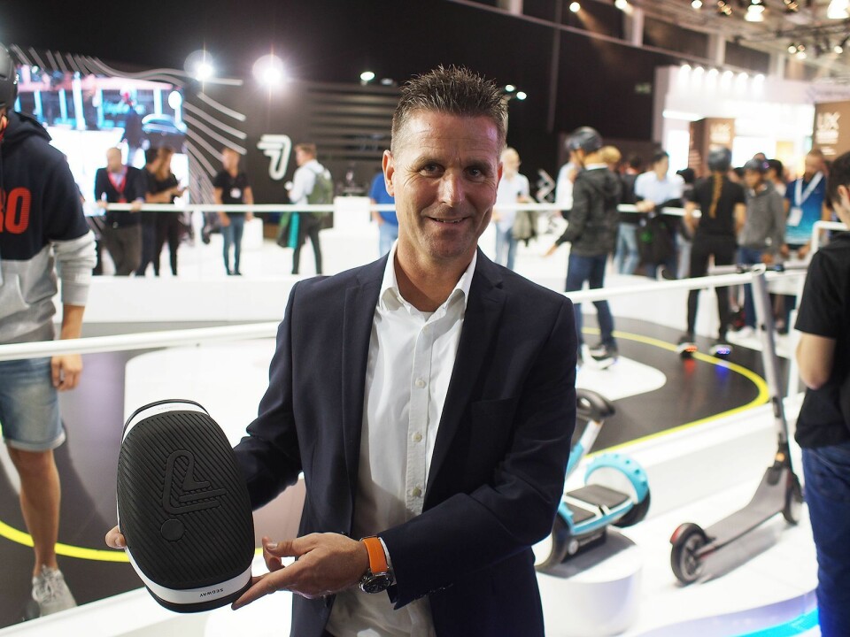 Henrik Buur i Witt A/S med de nye e-skøytene fra Segway-Ninebot. Foto: Jan Røsholm