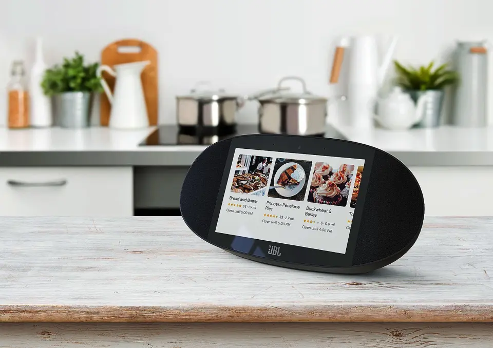 Digitale assistenter, høyttalere du kan snakke til og som kan styre andre smarte dingser i hjemmet ditt, er for første gang med i Stiftelsen Elektronikkbransjens statistikk. Her representert ved JBL LinkView med Google Assistant. Foto: Harman. Digitale assistenter, høyttalere du kan snakke til og som kan styre andre smarte dingser i hjemmet ditt, er for første gang med i Stiftelsen Elektronikkbransjens statistikk. Her representert ved JBL LinkView med Google Assistant. Foto: Harman.