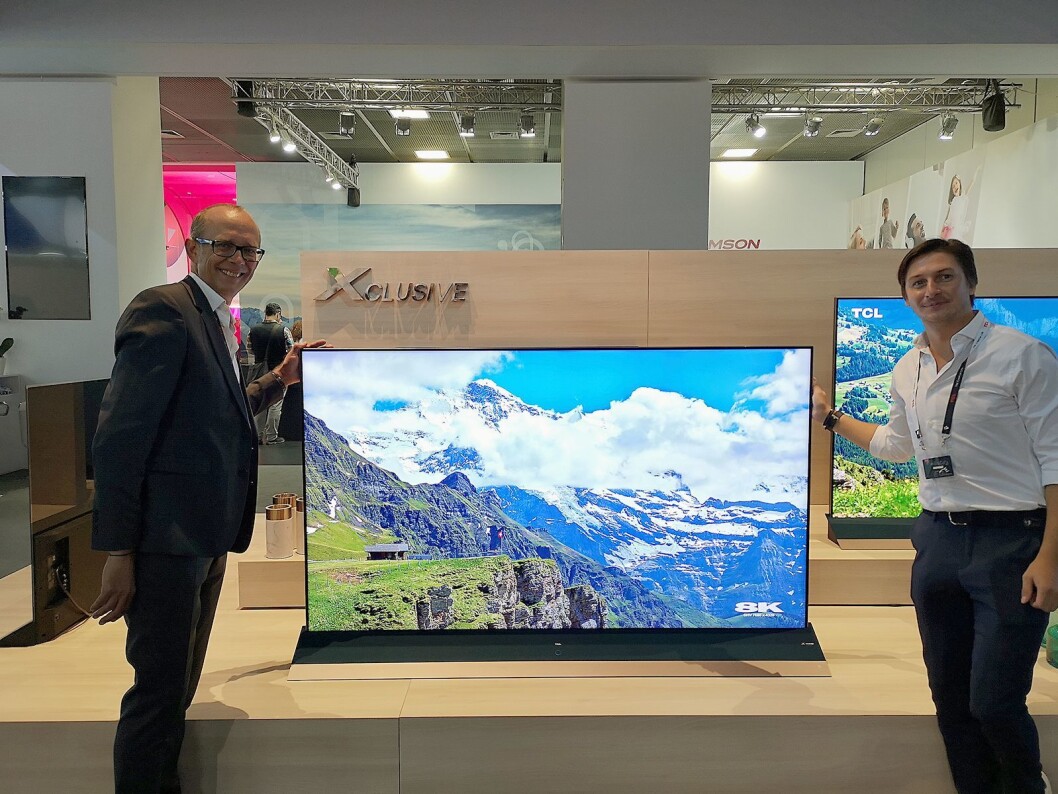 Johan Huss, TCLs salgssjef for Norden, Storbritannia og Baltikum og detaljhandelspesialist Marcus Hammächer sier selskapets nye 8K-TV kommer til Norge neste år. Foto: Marte Ottemo. Johan Huss, TCLs salgssjef for Norden, Storbritannia og Baltikum og detaljhandelspesialist Marcus Hammächer sier selskapets nye 8K-TV kommer til Norge neste år. Foto: Marte Ottemo.