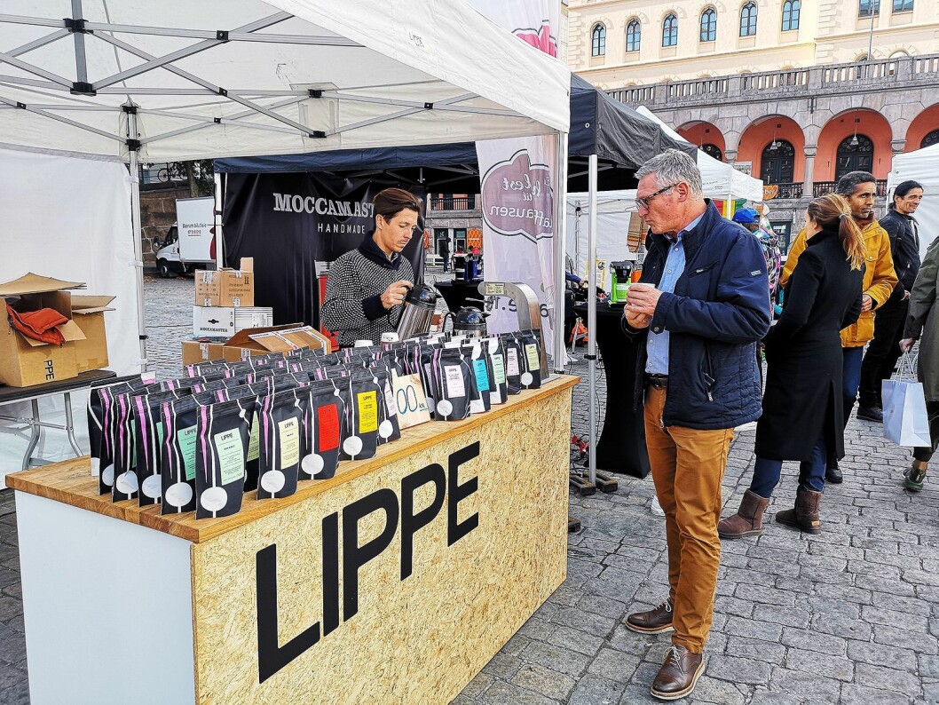 Lippe serverte kaffe til tørste Oslo-borgere på sin stand under kaffedagen på Youngstorget. Foto: Marte Ottemo