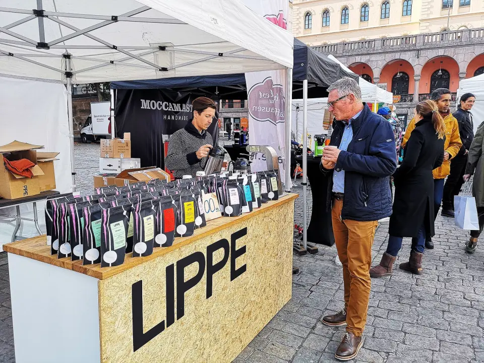 Lippe serverte kaffe til tørste Oslo-borgere på sin stand under kaffedagen på Youngstorget. Foto: Marte Ottemo Lippe serverte kaffe til tørste Oslo-borgere på sin stand under kaffedagen på Youngstorget. Foto: Marte Ottemo