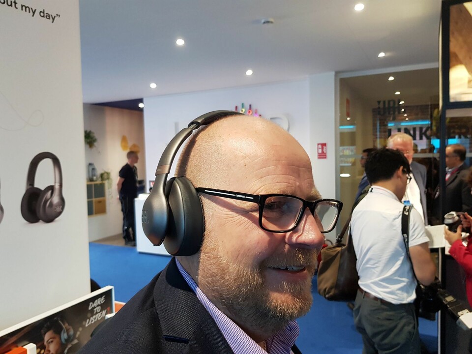 Frank Brun viser frem det nye hodetelefonsettet JBL Everest 710GA med Google Assistent. Foto: Jan Røsholm.