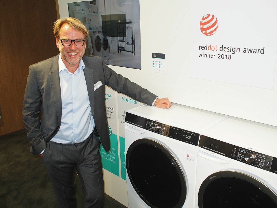 Bjørn Mangset viser frem de nye tørketrommelen og vaskemaskinen, som mottok pris for sitt design. Foto: Jan Røsholm