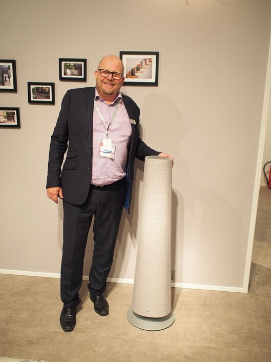 Frank Bruun med Harman Kardon Citation Tower, gulvstående høyttalere til 25.000 kroner paret. Foto: Jan Røsholm. Frank Bruun med Harman Kardon Citation Tower, gulvstående høyttalere til 25.000 kroner paret. Foto: Jan Røsholm.