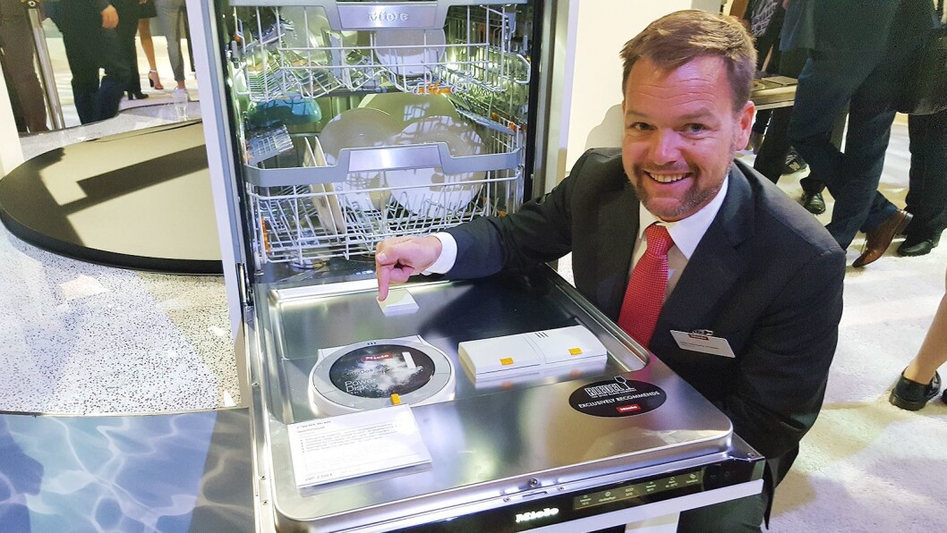 Stian Normann-Arvesen i Miele påpeker platen med oppvaskmiddel. Foto: Cathrine Pedersen Stian Normann-Arvesen i Miele påpeker platen med oppvaskmiddel. Foto: Cathrine Pedersen
