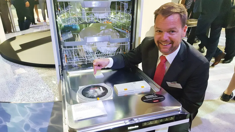 Stian Normann-Arvesen i Miele påpeker platen med oppvaskmiddel. Foto: Cathrine Pedersen Stian Normann-Arvesen i Miele påpeker platen med oppvaskmiddel. Foto: Cathrine Pedersen