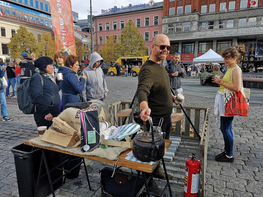 For en smak av skogen midt i byen ble bålkaffe til forbipasserende. Foto: Marte Ottemo. For en smak av skogen midt i byen ble bålkaffe til forbipasserende. Foto: Marte Ottemo.