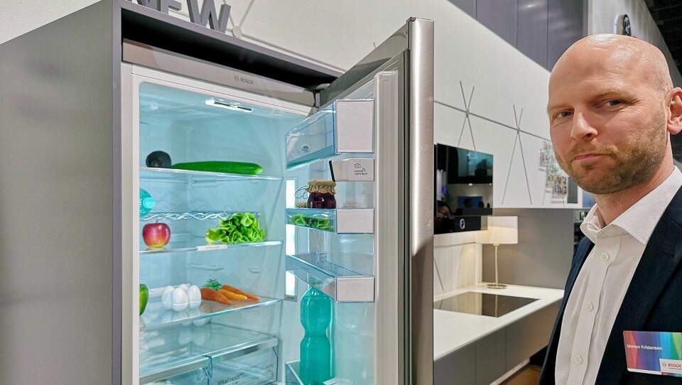 Morten Kristiansen, nasjonal salgssjef for elektrohandelen i BSH, kan nå skilte med intelligente kjøleskap. Foto: Marte Ottemo