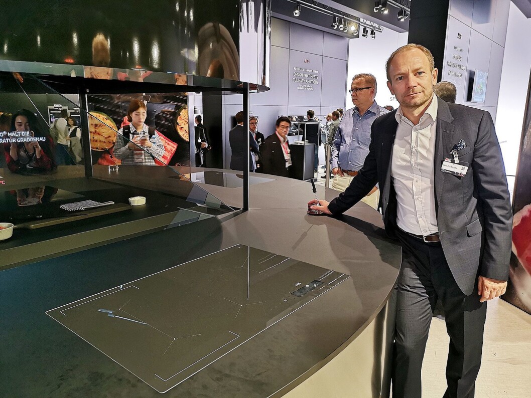 Hans-Erik Standal, nordisk nøkkelkundeansvarlig i AEG Electrolux, viser fram selskapets nye koketopper. Foto: Marte Ottemo. Hans-Erik Standal, nordisk nøkkelkundeansvarlig i AEG Electrolux, viser fram selskapets nye koketopper. Foto: Marte Ottemo.