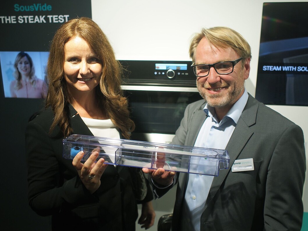 Gorenjes nordensjef Sandra Lubej og norgessjef Bjørn Mangset med den store vannbeholderen til stekeovnen. Foto: Jan Røsholm. Gorenjes nordensjef Sandra Lubej og norgessjef Bjørn Mangset med den store vannbeholderen til stekeovnen. Foto: Jan Røsholm.