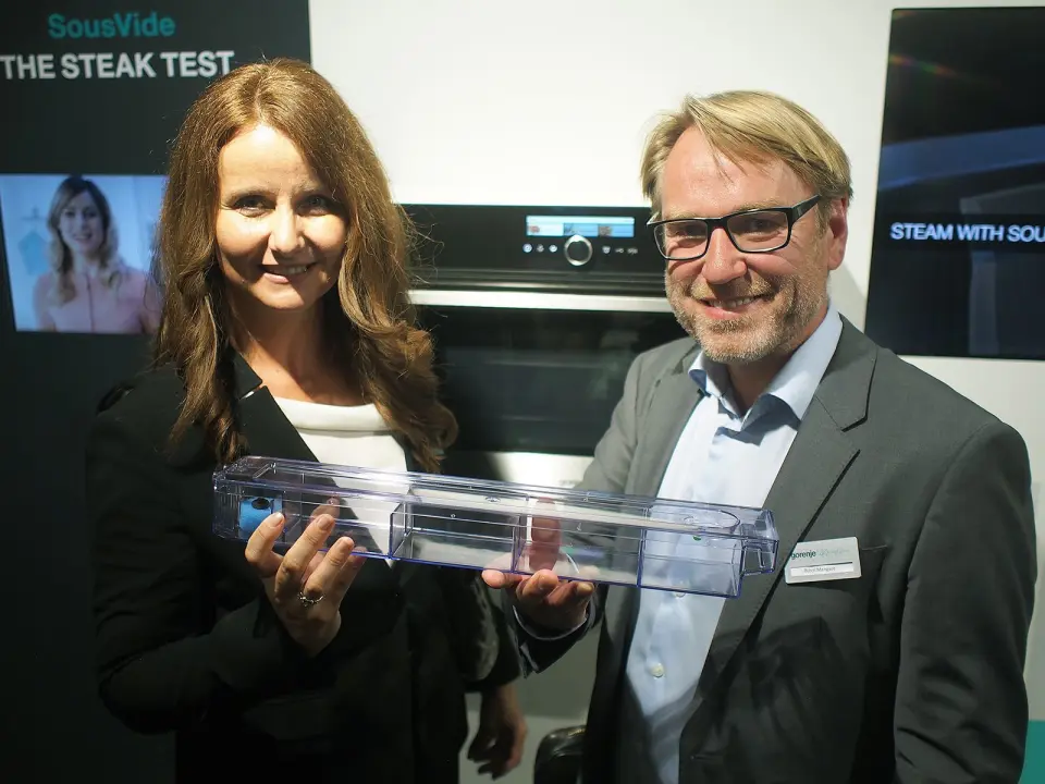 Gorenjes nordensjef Sandra Lubej og norgessjef Bjørn Mangset med den store vannbeholderen til stekeovnen. Foto: Jan Røsholm. Gorenjes nordensjef Sandra Lubej og norgessjef Bjørn Mangset med den store vannbeholderen til stekeovnen. Foto: Jan Røsholm.