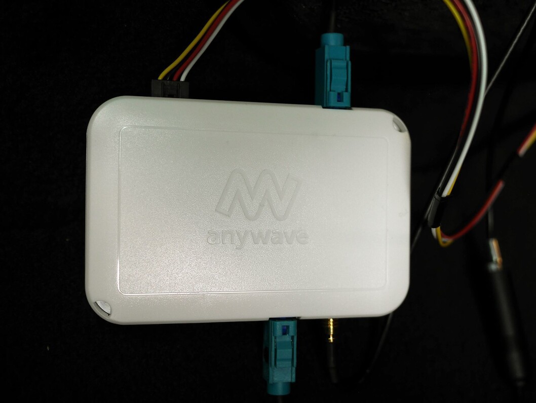 Denne plastboksen på 10x7 cm, produsert i Lillesand, rommer multiradioen Anywave SRT18, produsert ved Dynamic Precision på Lillestrøm. Foto: Stian Sønsteng Denne plastboksen på 10x7 cm, produsert i Lillesand, rommer multiradioen Anywave SRT18, produsert ved Dynamic Precision på Lillestrøm. Foto: Stian Sønsteng