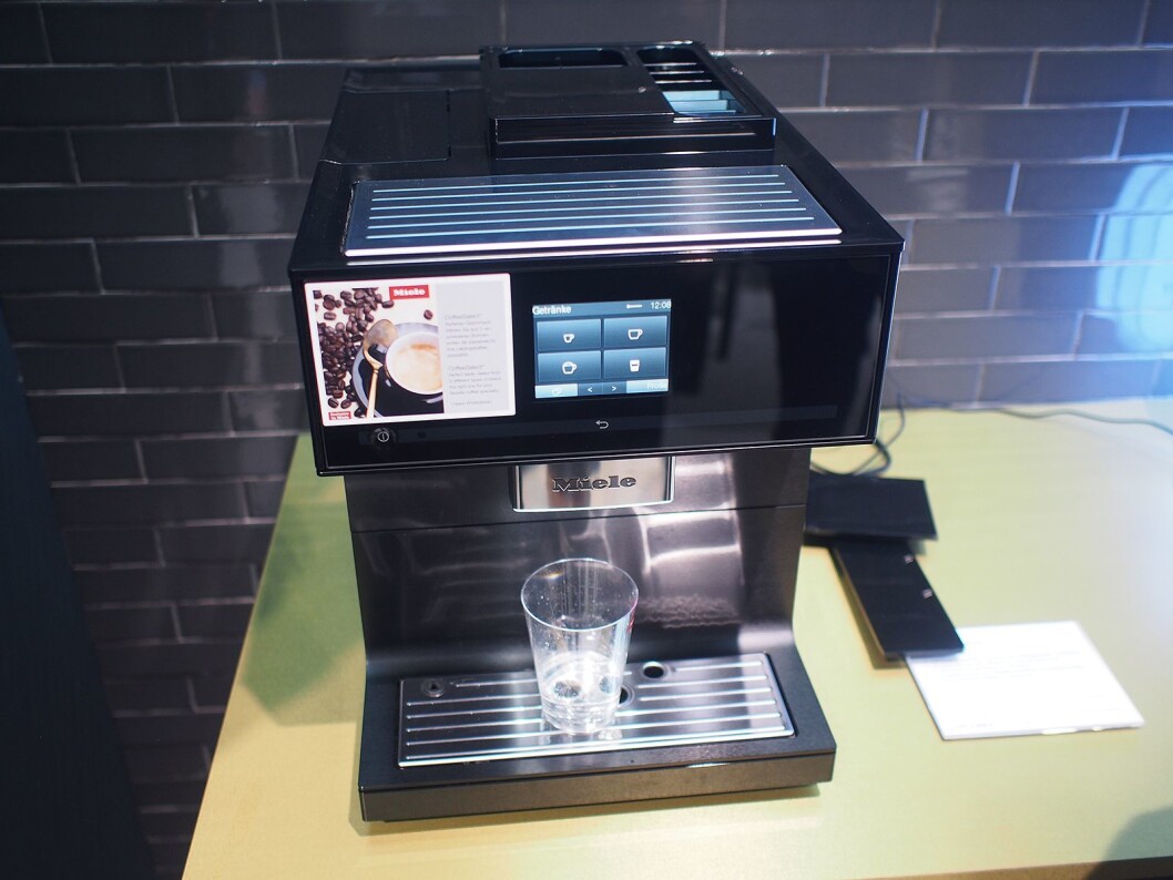 Den nye helautomatiske kaffemaskinen fra Miele har støtte for Amazon Alexa. Foto: Jan Røsholm. Den nye helautomatiske kaffemaskinen fra Miele har støtte for Amazon Alexa. Foto: Jan Røsholm.