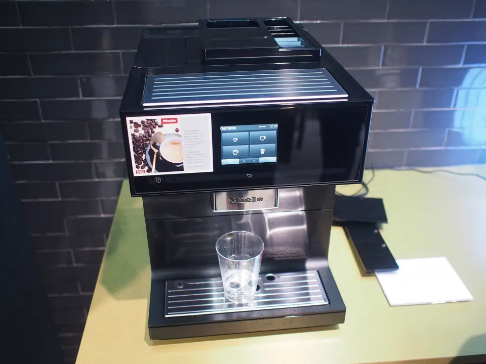 Den nye helautomatiske kaffemaskinen fra Miele har støtte for Amazon Alexa. Foto: Jan Røsholm. Den nye helautomatiske kaffemaskinen fra Miele har støtte for Amazon Alexa. Foto: Jan Røsholm.