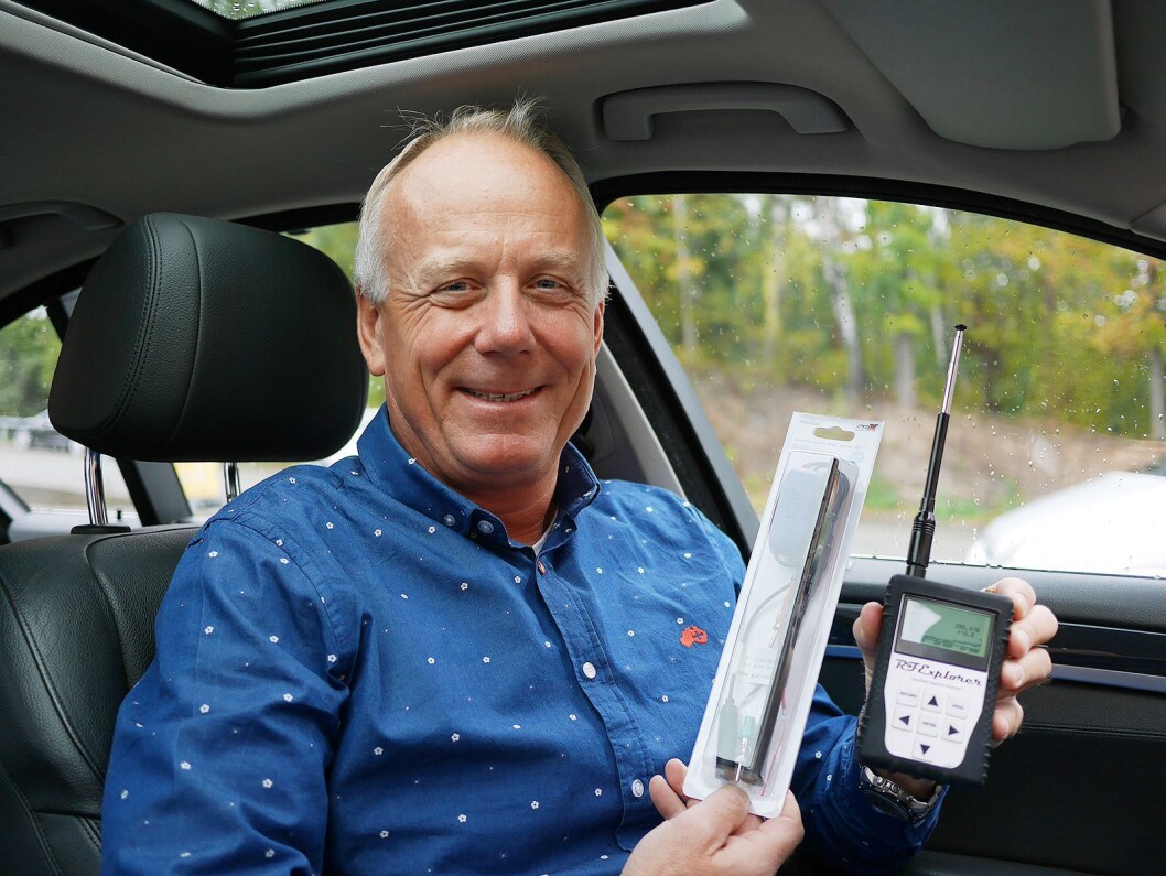 Roy Hangeland i Audiocom.no med dab- og FM-antennen ACX DAB med forsterker, og spektrumanalysatoren RF Explorer. Foto. Stian Sønsteng. Roy Hangeland i Audiocom.no med dab- og FM-antennen ACX DAB med forsterker, og spektrumanalysatoren RF Explorer. Foto. Stian Sønsteng.