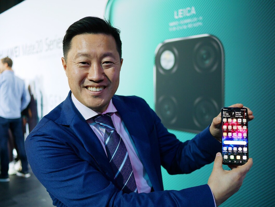Senior PR-sjef Anders Bigseth i Huawei med Mate20 Pro. Foto: Stian Sønsteng Senior PR-sjef Anders Bigseth i Huawei med Mate20 Pro. Foto: Stian Sønsteng