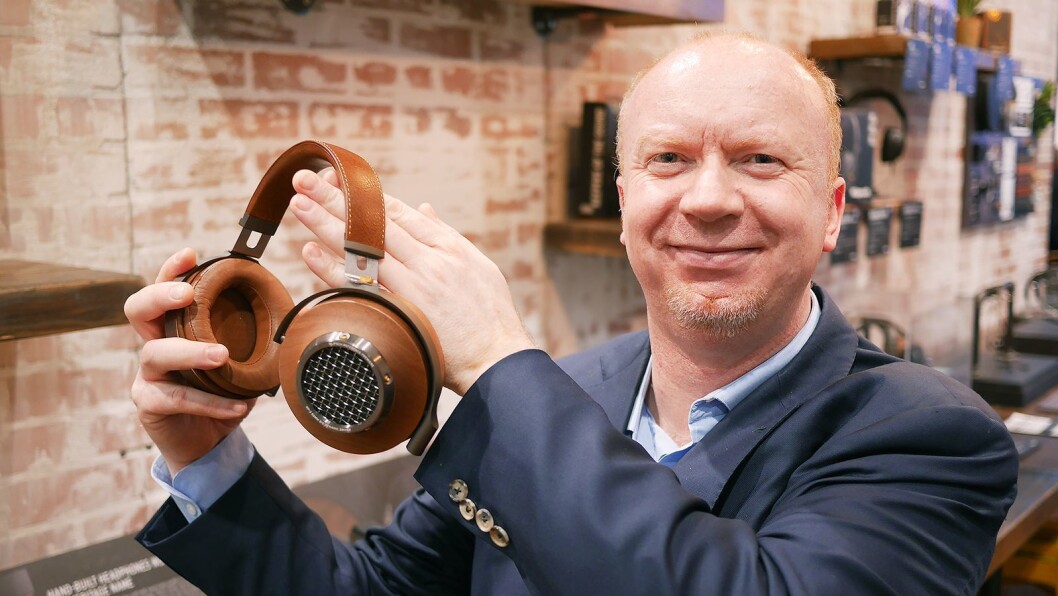 Terje Romen i Mono AS fotografert på CES-messen i 2017 med hodetelefonen Klipsch Reference Premiere. Foto: Stian Sønsteng. Terje Romen i Mono AS fotografert på CES-messen i 2017 med hodetelefonen Klipsch Reference Premiere. Foto: Stian Sønsteng.