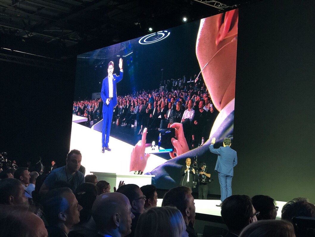 På direkten demonstrerte Huawei hvordan Mate20-telefonene kan lage 3D-animasjoner, for eksempel av en bamse. Foto: Stian Sønsteng. På direkten demonstrerte Huawei hvordan Mate20-telefonene kan lage 3D-animasjoner, for eksempel av en bamse. Foto: Stian Sønsteng.