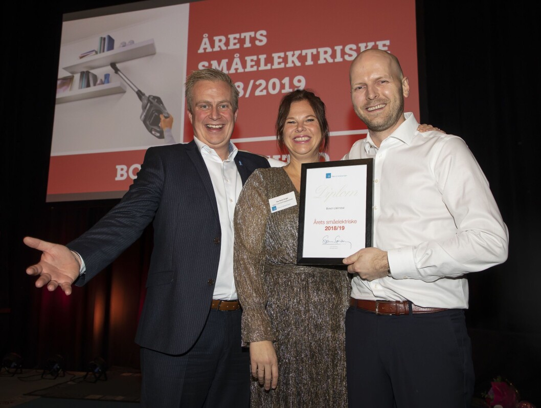 Thomas Marthinsen fra Power (t. v.) delte ut prisen for Årets småelektriske produkt. Dette ble den battedridrevne stavstøvsugeren Bosch Unlimited. Gry Anita Enger og Morten Kristensen fra BSH Husholdningsapparater tok mot diplomet. Foto: Tore Skaar. Thomas Marthinsen fra Power (t. v.) delte ut prisen for Årets småelektriske produkt. Dette ble den battedridrevne stavstøvsugeren Bosch Unlimited. Gry Anita Enger og Morten Kristensen fra BSH Husholdningsapparater tok mot diplomet. Foto: Tore Skaar.