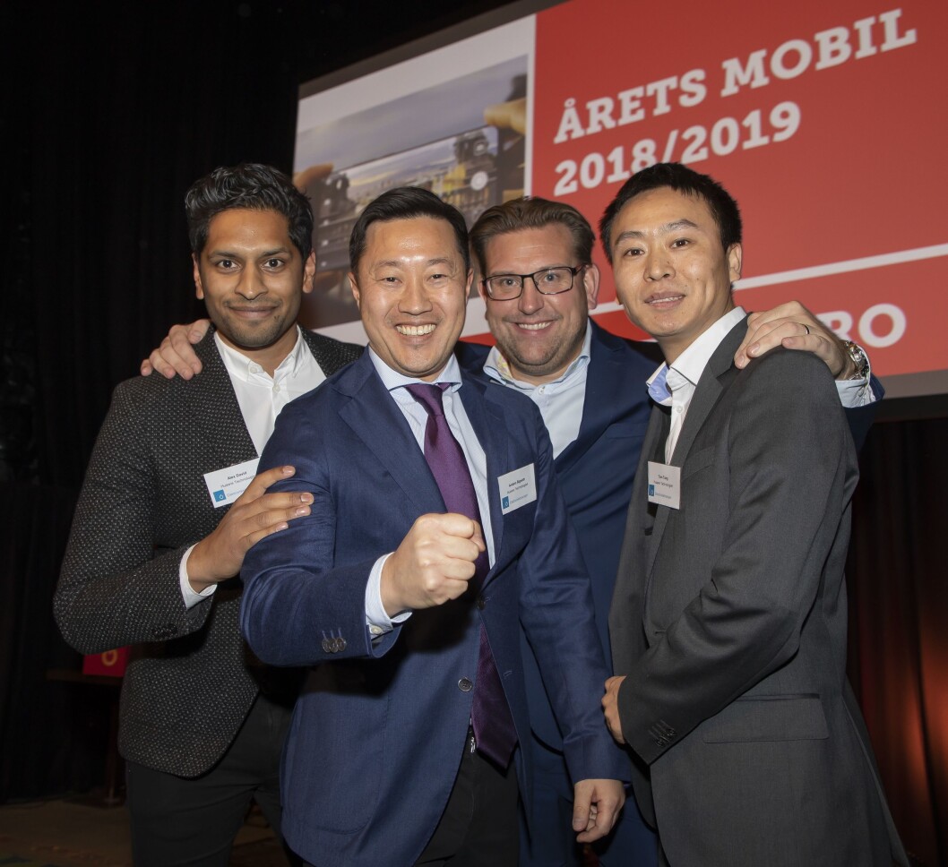 Årets mobil er Huawei Mate20 Pro. Prisutdeler Peter Andersson i NetOnNet holder rundt Alex David (f. v), Anders Bigseth og Tom Tang fra Huawei Technologies. Foto: Tore Skaar. Årets mobil er Huawei Mate20 Pro. Prisutdeler Peter Andersson i NetOnNet holder rundt Alex David (f. v), Anders Bigseth og Tom Tang fra Huawei Technologies. Foto: Tore Skaar.