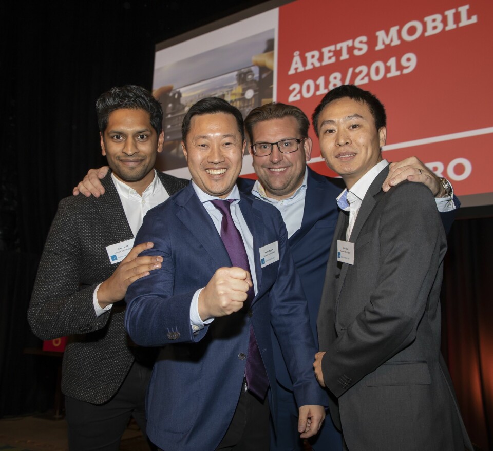 Årets mobil er Huawei Mate20 Pro. Prisutdeler Peter Andersson i NetOnNet holder rundt Alex David (f. v), Anders Bigseth og Tom Tang fra Huawei Technologies. Foto: Tore Skaar.