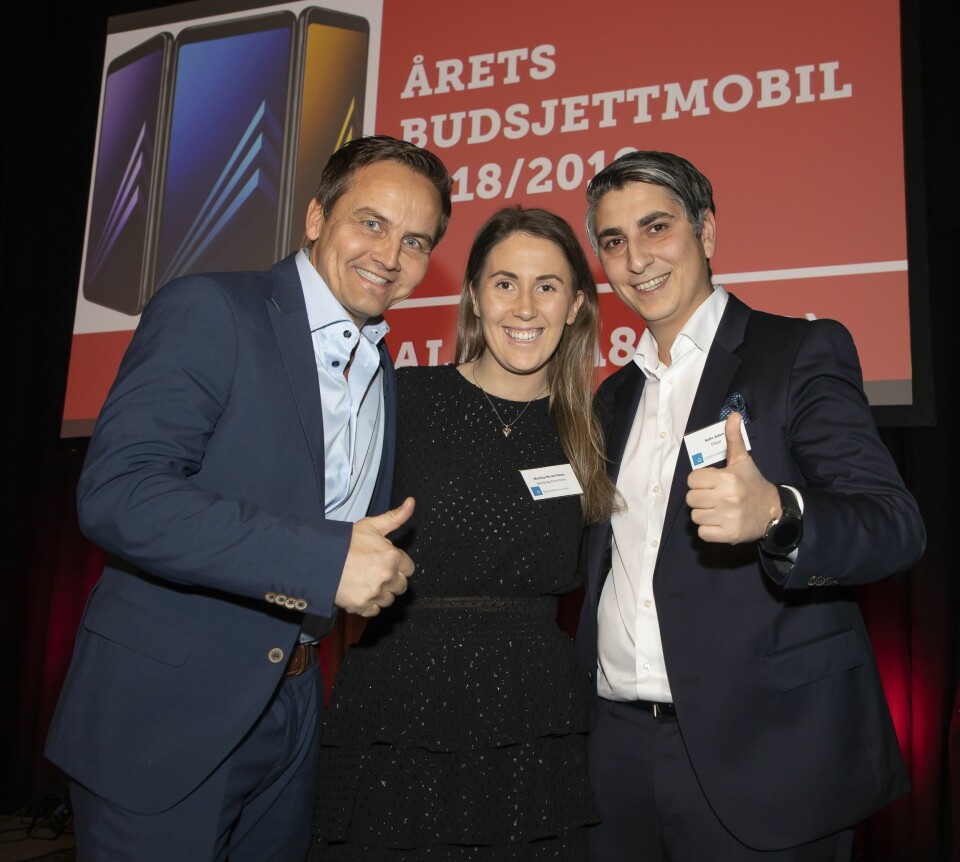 Årets budsjettmobil ble Samsung Galaxy A8 (2018). Øyvind Åsen (f. v.) og Martina Nicole Næss fra Samsung Electronics fikk prisen av Sefin Adam i Elkjøp. Foto: Tore Skaar.