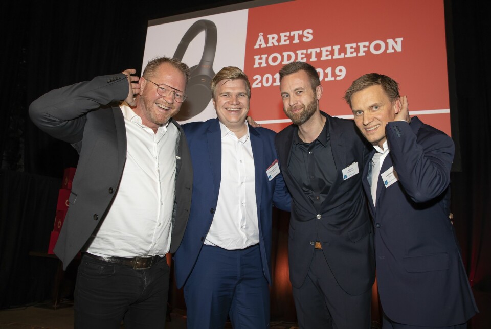 Årets hodetelefon ble Sony WH-1000XM3. Runar Kristiansen (f. v.), Hans-Henrik Palm Westby og Rolf Loraas fikk prisen av Asle Bjerkebakke i Euronics. Foto: Tore Skaar.