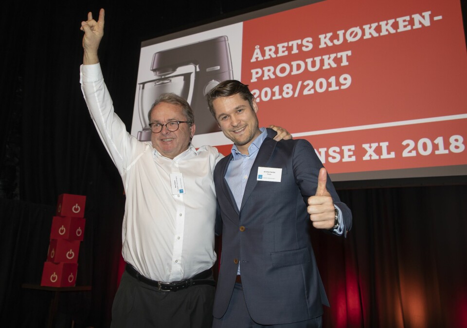 Årets kjøkkenprodukt er Kenwood Chef Sense XL (2018). Martin Vinje (t. v.) i De'Longhi fikk prisen av Arnstein Værdal i Elkjøp. Foto: Tore Skaar.