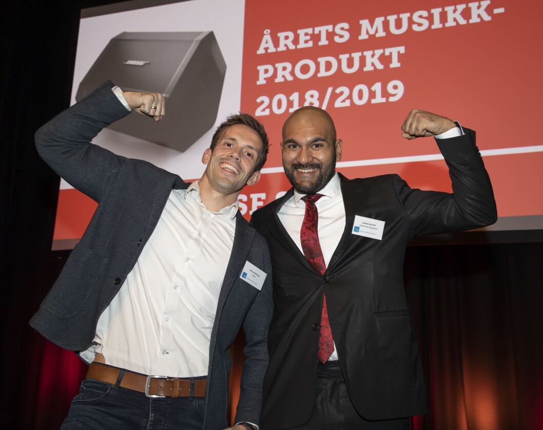 Årets musikkprodukt er PA-høyttaleren Bose S1 Pro. Richard Bjerkøe (t. v.) i Bose fikk prisen av Arslan Qureshi fra Gitarhuset Megastore Alnabru. Foto: Tore Skaar. Årets musikkprodukt er PA-høyttaleren Bose S1 Pro. Richard Bjerkøe (t. v.) i Bose fikk prisen av Arslan Qureshi fra Gitarhuset Megastore Alnabru. Foto: Tore Skaar.