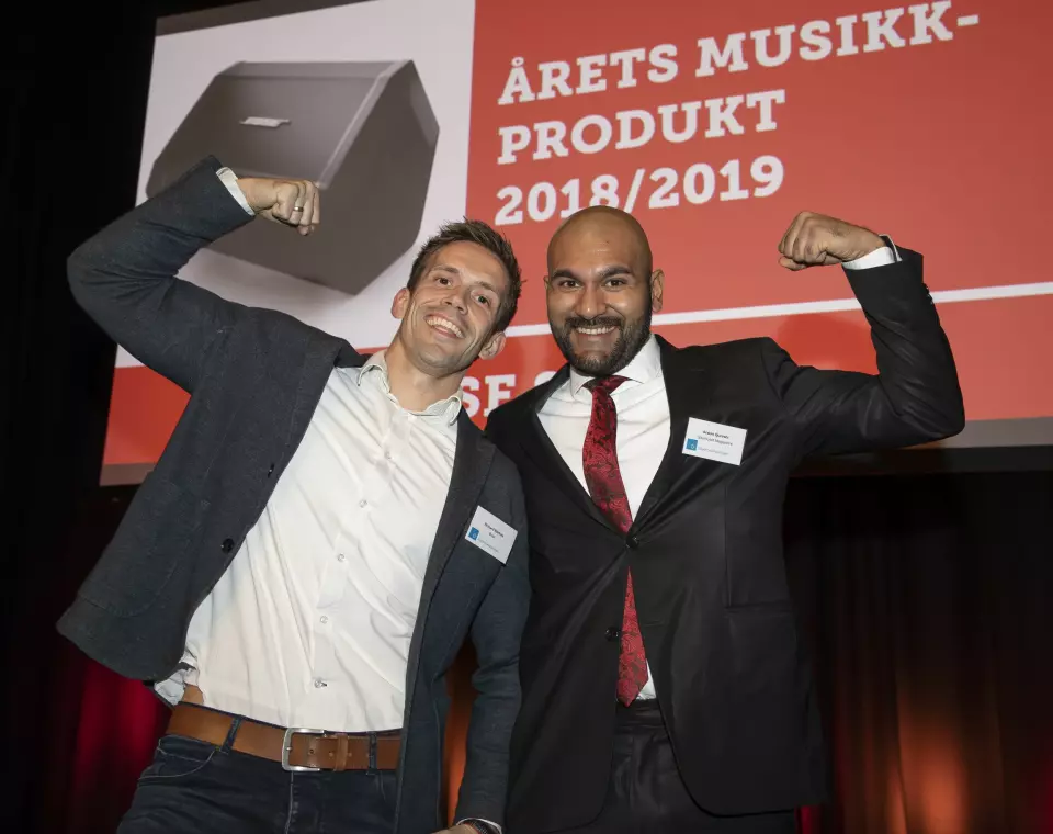 Årets musikkprodukt er PA-høyttaleren Bose S1 Pro. Richard Bjerkøe (t. v.) i Bose fikk prisen av Arslan Qureshi fra Gitarhuset Megastore Alnabru. Foto: Tore Skaar.