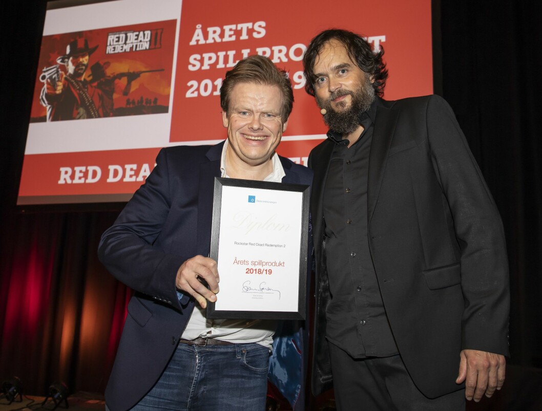 Pål Fredrik Berg (t. v.) i Komplett delte ut prisen for Årets spillprodukt, som ble spillet Rockstar Red Dead Redemption 2. Her sammen med konferansier Stian Sønsteng. Foto: Tore Skaar.