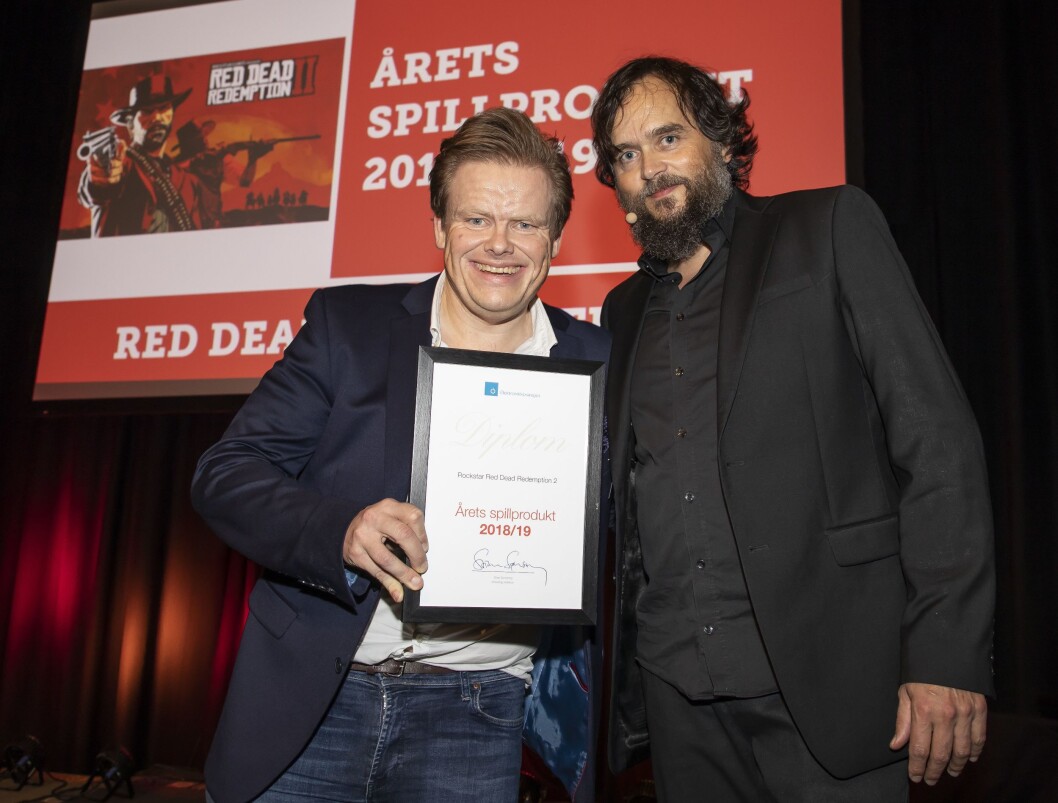 Pål Fredrik Berg (t. v.) i Komplett delte ut prisen for Årets spillprodukt, som ble spillet Rockstar Red Dead Redemption 2. Her sammen med konferansier Stian Sønsteng. Foto: Tore Skaar. Pål Fredrik Berg (t. v.) i Komplett delte ut prisen for Årets spillprodukt, som ble spillet Rockstar Red Dead Redemption 2. Her sammen med konferansier Stian Sønsteng. Foto: Tore Skaar.
