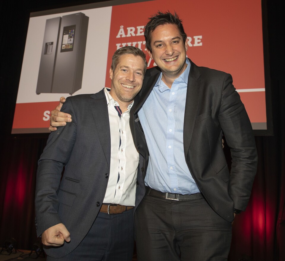Årets hvitevare ble smartkjøleskapet Samsung Family Hub RS68N8941SL. Paal Anders Jansen (t. v.) fikk prisen av Fredrik Tønnesen i Elkjøp. Foto: Tore Skaar.