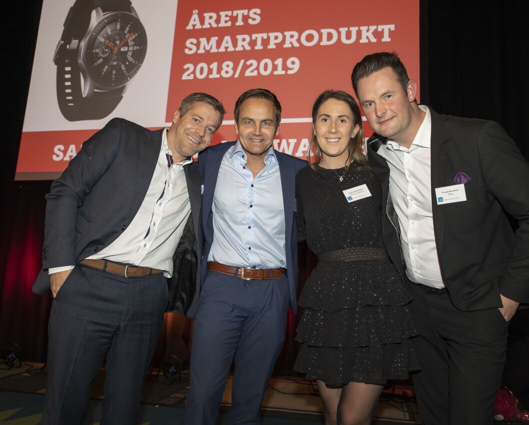 Smartklokken Samsung Galaxy Watch ble både Årets julegave og Årets smartprodukt. Paal Anders Jansen (f. v.), Øyvind Aasen og Martina Nicole Næss i Samsund Electronics fikk prisen av Thomas Brandsnes i Elkjøp. Foto: Tore Skaar. Smartklokken Samsung Galaxy Watch ble både Årets julegave og Årets smartprodukt. Paal Anders Jansen (f. v.), Øyvind Aasen og Martina Nicole Næss i Samsund Electronics fikk prisen av Thomas Brandsnes i Elkjøp. Foto: Tore Skaar.