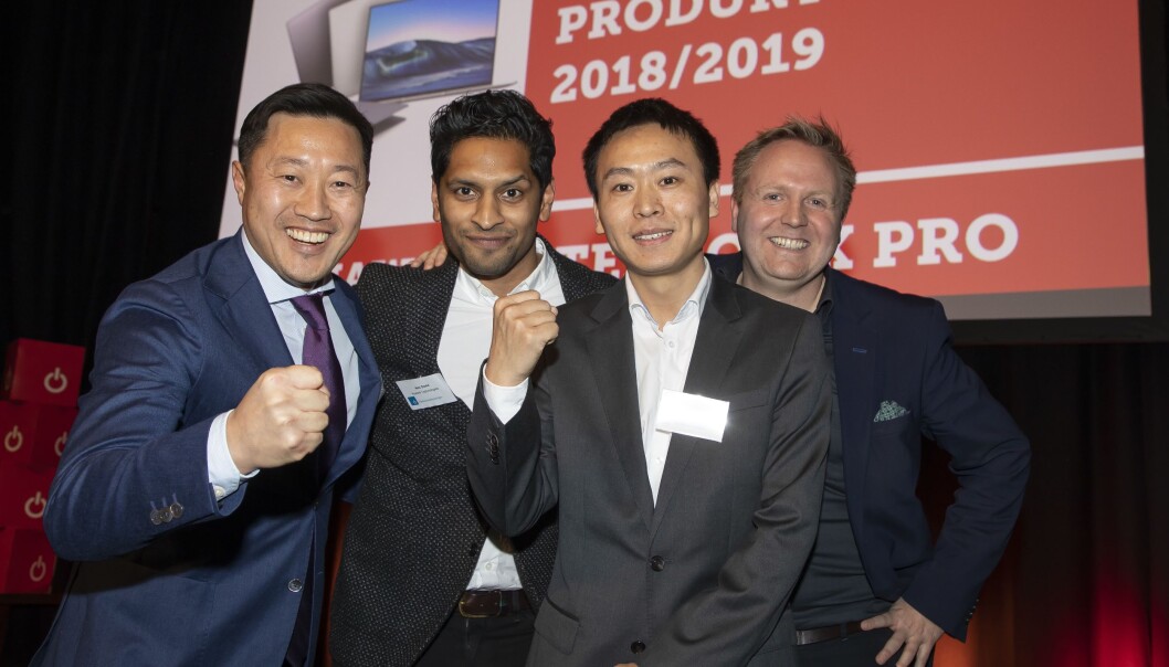 Den bærbare PCen Huawei Matebook X Pro er årets dataprodukt. Anders Bigseth (f. v.), Alex David og Tom Tang i Huawei Technologies fikk prisen av Knut Grimstad i Euronics. Foto: Tore Skaar. Den bærbare PCen Huawei Matebook X Pro er årets dataprodukt. Anders Bigseth (f. v.), Alex David og Tom Tang i Huawei Technologies fikk prisen av Knut Grimstad i Euronics. Foto: Tore Skaar.