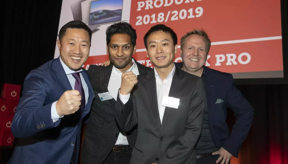 Den bærbare PCen Huawei Matebook X Pro er årets dataprodukt. Anders Bigseth (f. v.), Alex David og Tom Tang i Huawei Technologies fikk prisen av Knut Grimstad i Euronics. Foto: Tore Skaar.